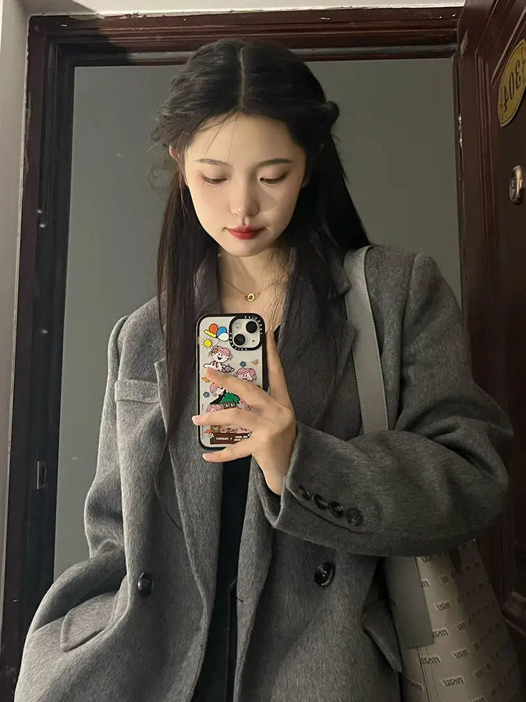 UNXX Grey Wool Suit Jacket Women Winter 2023 New Hepburn Style Loose Luxury Thickened Wool Coat Trendy Lady Girl Cloak Blazers
UNXX Grey Wool Suit Jacket Women Winter 2023 New Hepburn Style Loose Luxury Thickened Wool Coat Trendy Lady Girl Cloak Blazers