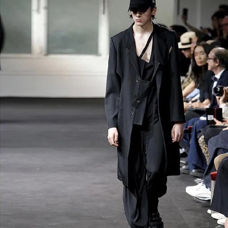 Men's Trench Coat Spring And Autumn New European And American Catwalk Style Personality Irregular Design Large Size Coat
Men's Trench Coat Spring And Autumn New European And American Catwalk Style Personality Irregular Design Large Size Coat