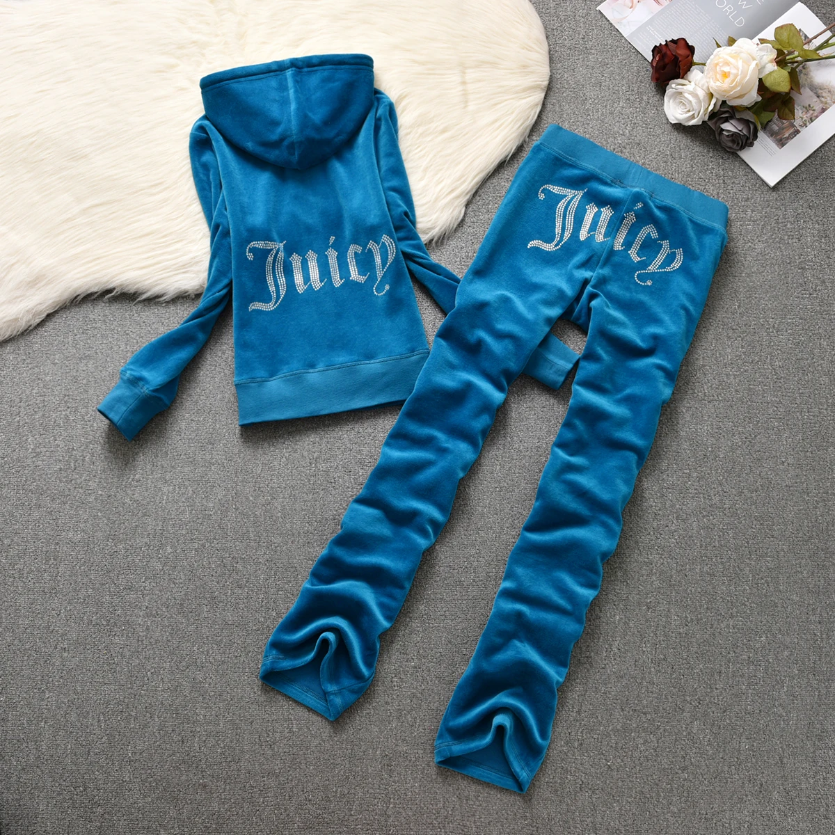 Y2K Chic 2024 Fall/Winter Juicy Velvet Tracksuit 2 Pieces Set Hoodie Suit Women Velour Sweatshirt and Pants Suit with Diamonds
Y2K Chic 2024 Fall/Winter Juicy Velvet Tracksuit 2 Pieces Set Hoodie Suit Women Velour Sweatshirt and Pants Suit with Diamonds