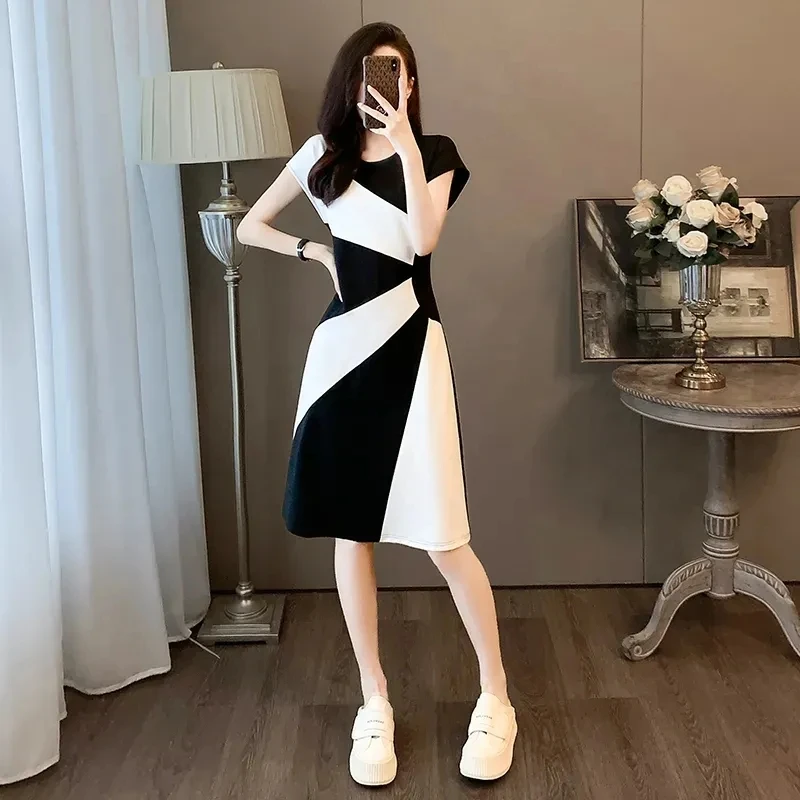 French Simple Fashion High End Short Sleeved Dress Womens 2024 Summer New Round Neck Waist Black White splicing Dresses Female
French Simple Fashion High End Short Sleeved Dress Womens 2024 Summer New Round Neck Waist Black White splicing Dresses Female