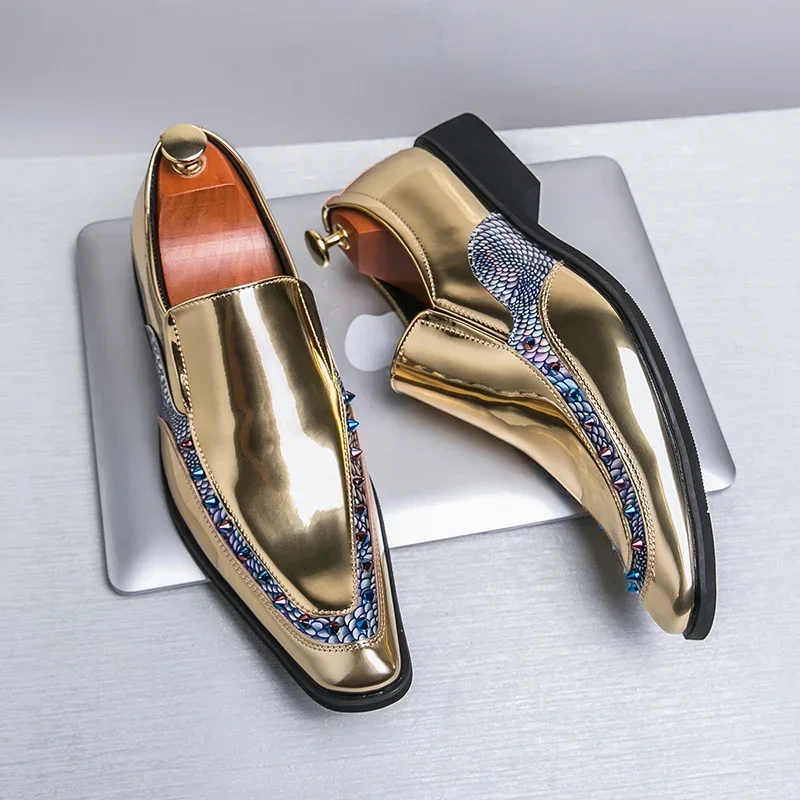 Gold Black Loafers Men PU Spliced Rivet Decorative Pointed Banquet Shoes Low Heel Business Casual Shoes Classic Hairstyle Shoes
Gold Black Loafers Men PU Spliced Rivet Decorative Pointed Banquet Shoes Low Heel Business Casual Shoes Classic Hairstyle Shoes