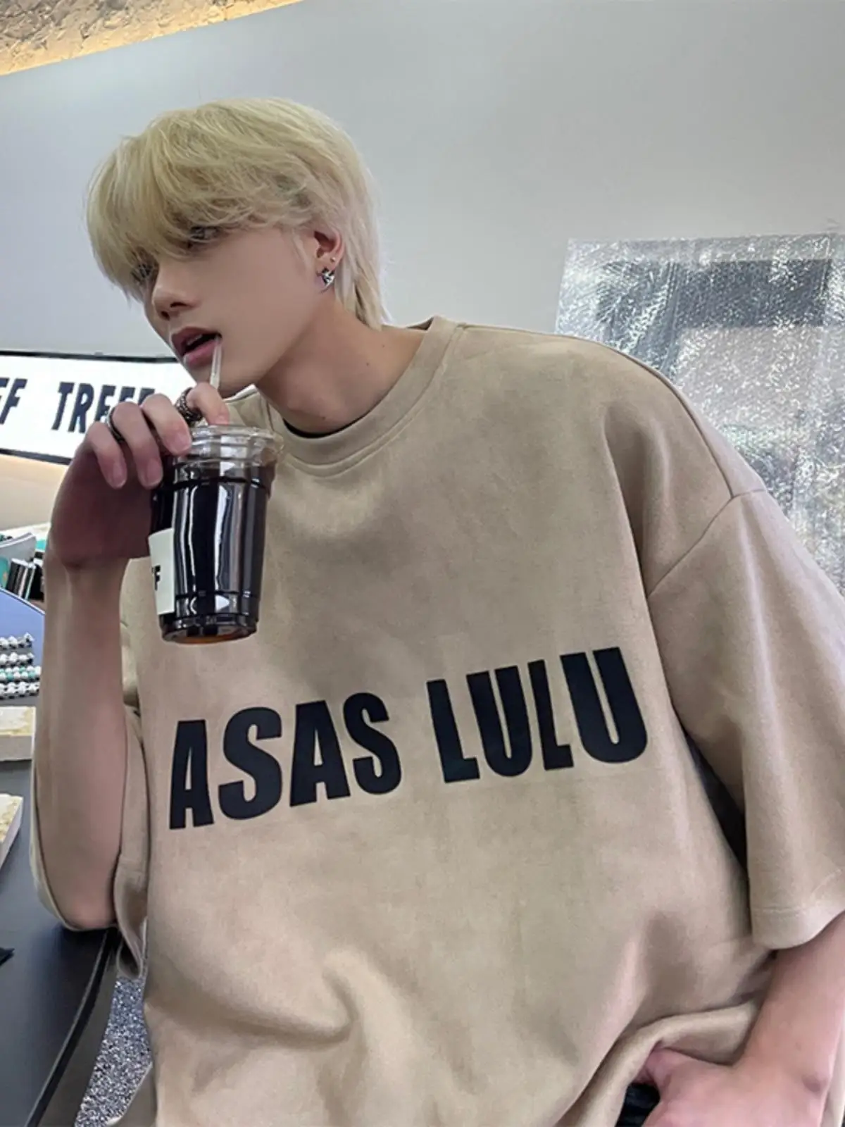 American retro English letter suede short-sleeved men summer loose large size half-sleeved Korean high street trend popular top
American retro English letter suede short-sleeved men summer loose large size half-sleeved Korean high street trend popular top