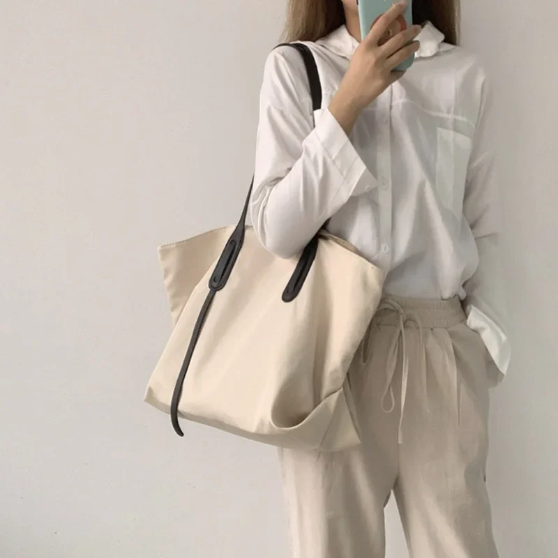 Elegant and Minimalist Nylon Canvas Bag Single Shoulder Large Capacity Bag Black Casual Tote Bag Versatile
Elegant and Minimalist Nylon Canvas Bag Single Shoulder Large Capacity Bag Black Casual Tote Bag Versatile