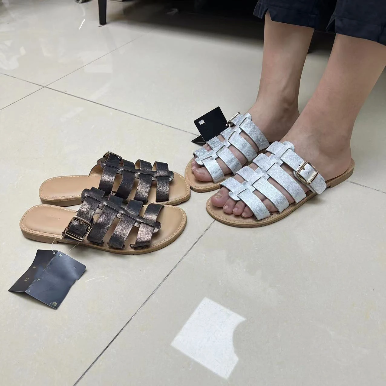European and American 2023 new fashion Fashion casual comfortable flat slippers sandals 
European and American 2023 new fashion Fashion casual comfortable flat slippers sandals