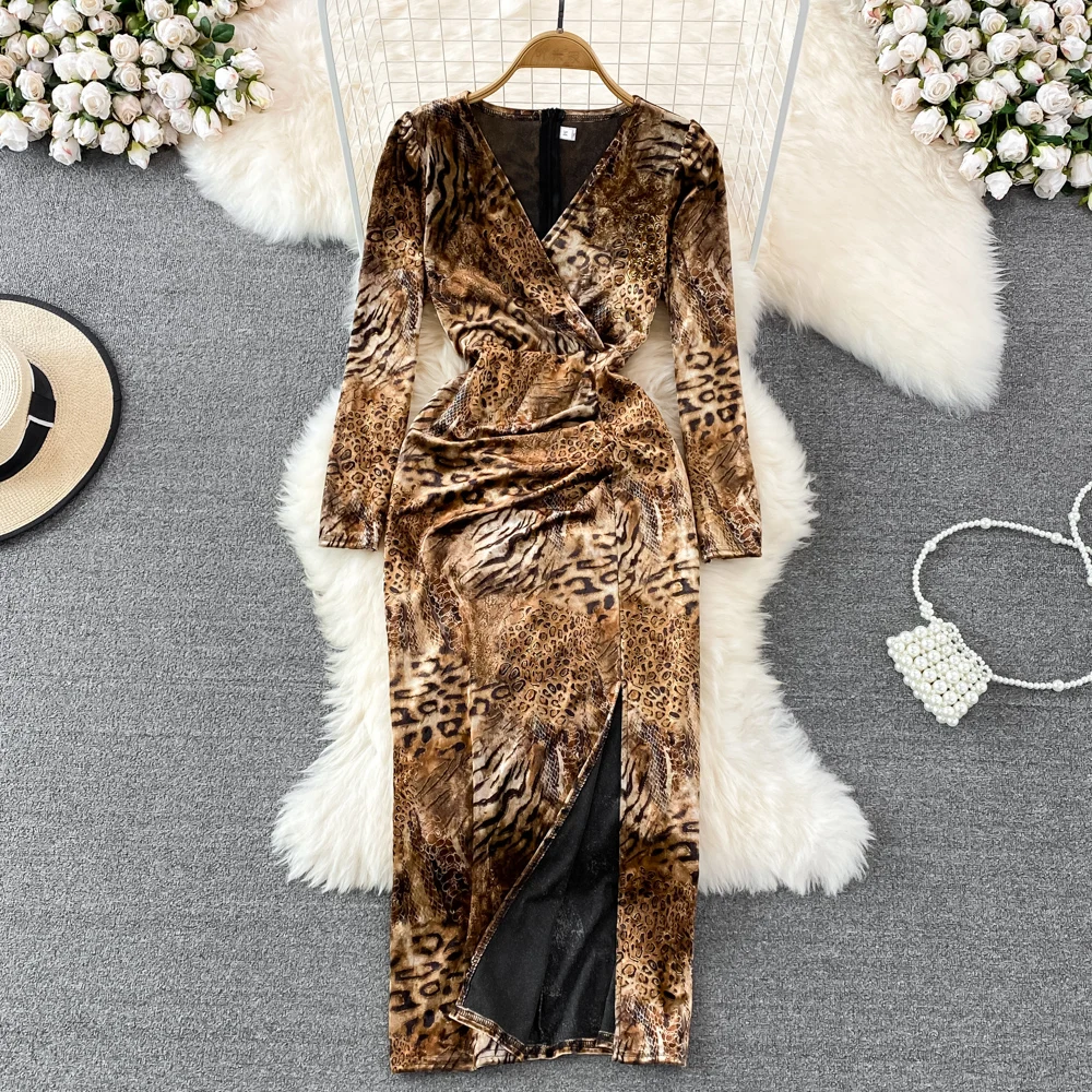 Autumn and Winter New Korean Version of Velvet Leopard Print V-neck Long-sleeved Pleated Slit Dress
Autumn and Winter New Korean Version of Velvet Leopard Print V-neck Long-sleeved Pleated Slit Dress