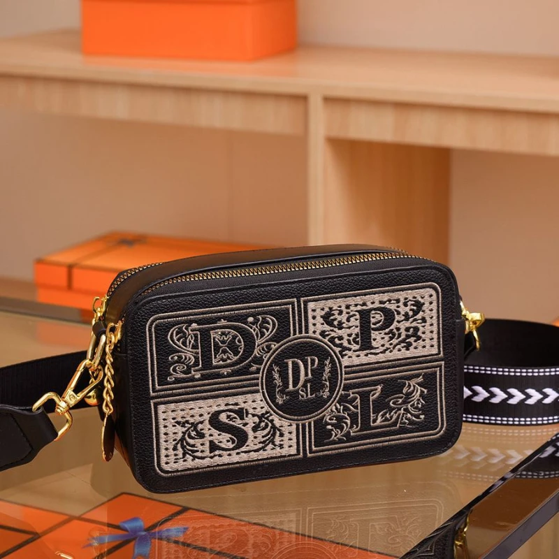 2023 fashion new handbag Europe retro letters wide shoulder strap shoulder slung handbag small square bag simple.
2023 fashion new handbag Europe retro letters wide shoulder strap shoulder slung handbag small square bag simple.