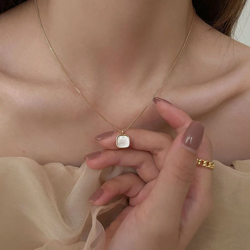 

Роскошное нишевое квадратное ожерелье из ракушек для женщин, летний дизайн, универсальная Минималистичная цепочка на ключицу, модный аксессуар