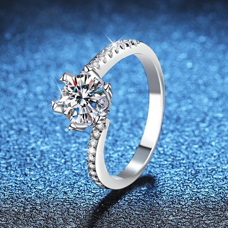 Micropaved 1 Carat D Color Snowflake Moissanite S925 Sterling Silver Twisted Arm Women's Jewelry Luxury Engagement Wedding Ring
Micropaved 1 Carat D Color Snowflake Moissanite S925 Sterling Silver Twisted Arm Women's Jewelry Luxury Engagement Wedding Ring