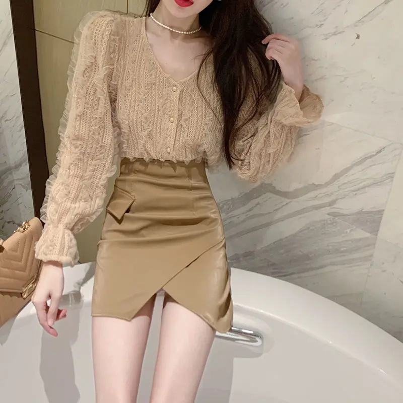 Французская кружевная рубашка с V-образным вырезом и длинными рукавами женская рубашка на раннюю осень новый стиль ретро дизайн в гонконгском стиле нишевой темпераментный топ-тренд 
Французская кружевная рубашка с V-образным вырезом и длинными рукавами женская рубашка на раннюю осень новый стиль ретро дизайн в гонконгском стиле нишевой темпераментный топ-тренд