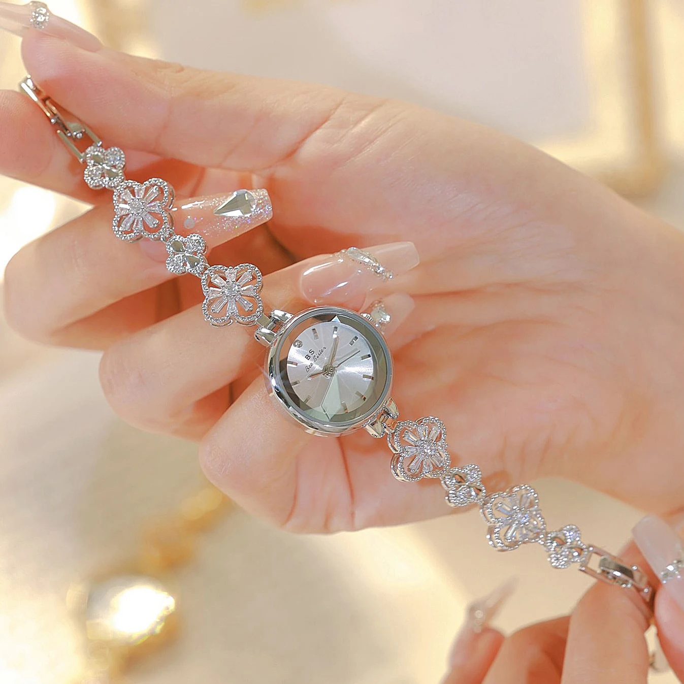 New Luxury Ladies Watch Gold Silver Small Bracelet Quartz Wristwatches 2023 Fashion Woman Watch Wrist Gift For Girlfriend
New Luxury Ladies Watch Gold Silver Small Bracelet Quartz Wristwatches 2023 Fashion Woman Watch Wrist Gift For Girlfriend