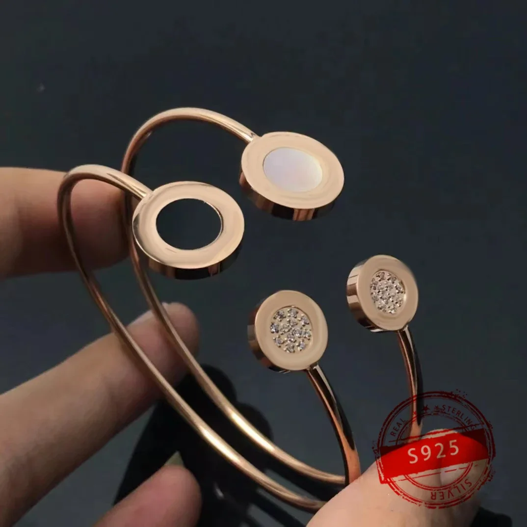 Новинка 2024, 1:1 оригинальный популярный бренд BV S925, серебряный круглый керамический бриллиантовый браслет, женская мода, трендовые ювелирные изделия на день рождения, женский подарок
Новинка 2024, 1:1 оригинальный популярный бренд BV S925, серебряный круглый керамический бриллиантовый браслет, женская мода, трендовые ювелирные изделия на день рождения, женский подарок