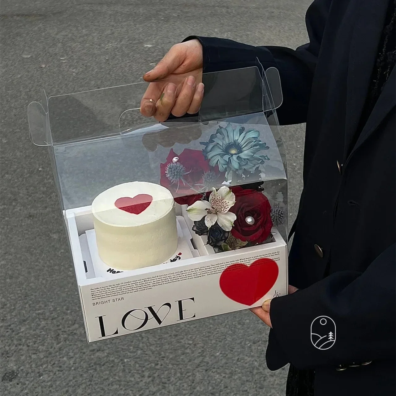 5PCS Flower Cake Box PVC Folding Portable Present Wrapping Box Valentine's Day Christmas Bridesmaid Wedding Fruit Flower Case
5PCS Flower Cake Box PVC Folding Portable Present Wrapping Box Valentine's Day Christmas Bridesmaid Wedding Fruit Flower Case