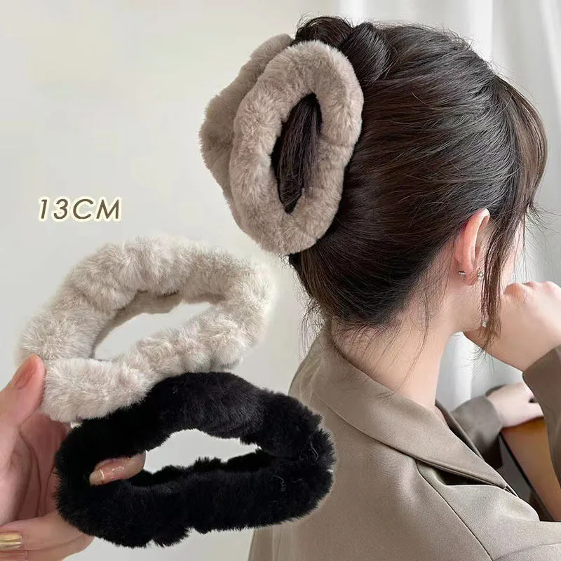 New Hollow Large Plush Solid Colour Hair Clip Vintage Simple Hair Claw Barrettes Hairpin Women Headwear Hair Accessories Gifts
New Hollow Large Plush Solid Colour Hair Clip Vintage Simple Hair Claw Barrettes Hairpin Women Headwear Hair Accessories Gifts
