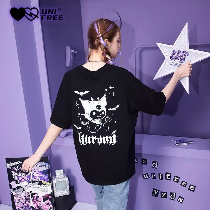 Sanrio Kuromi Women's Short Sleeve Hip Hop T-Shirt Cartoon Anime Printing Kawaii Dark Reflective Streetwear Oversize Loose Tee
Sanrio Kuromi Women's Short Sleeve Hip Hop T-Shirt Cartoon Anime Printing Kawaii Dark Reflective Streetwear Oversize Loose Tee