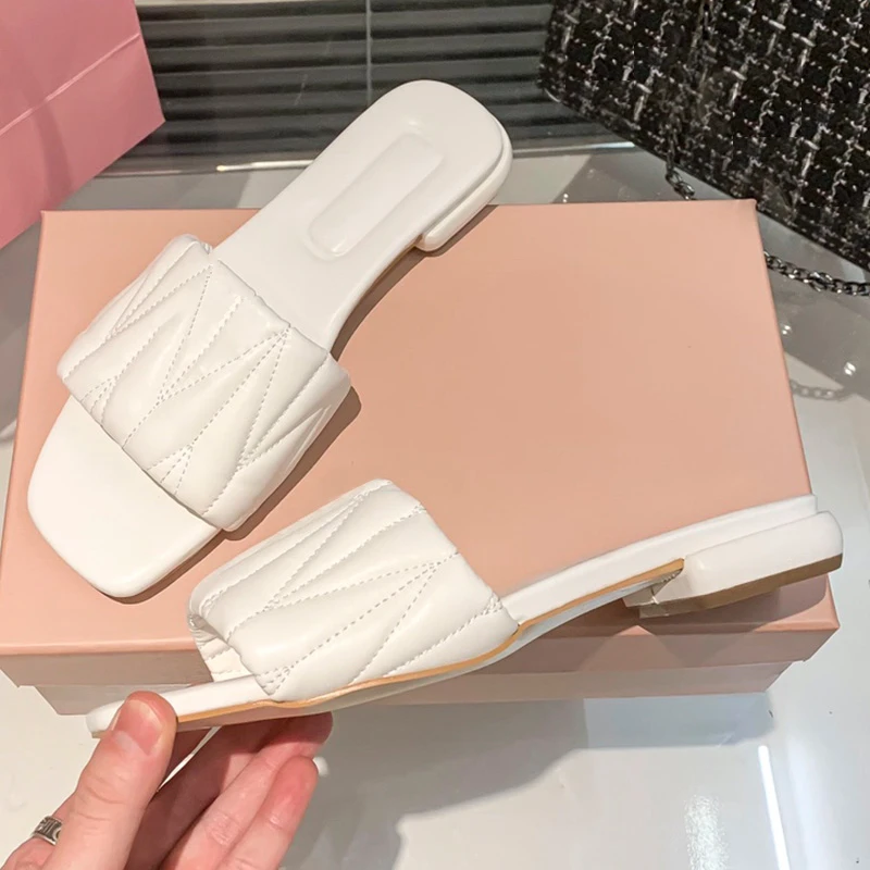 2023 summer European and American new flat square head non-slip fashion women's slippers
2023 summer European and American new flat square head non-slip fashion women's slippers