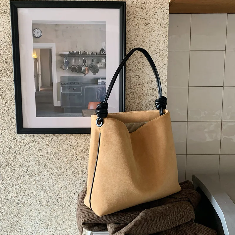 2023Autumn Winter Vintage Solid Color Suede Bucket Bag for Women Large Capacity Tote Bag OL Commuter Shoulder Bag Bolsa Feminina
2023Autumn Winter Vintage Solid Color Suede Bucket Bag for Women Large Capacity Tote Bag OL Commuter Shoulder Bag Bolsa Feminina