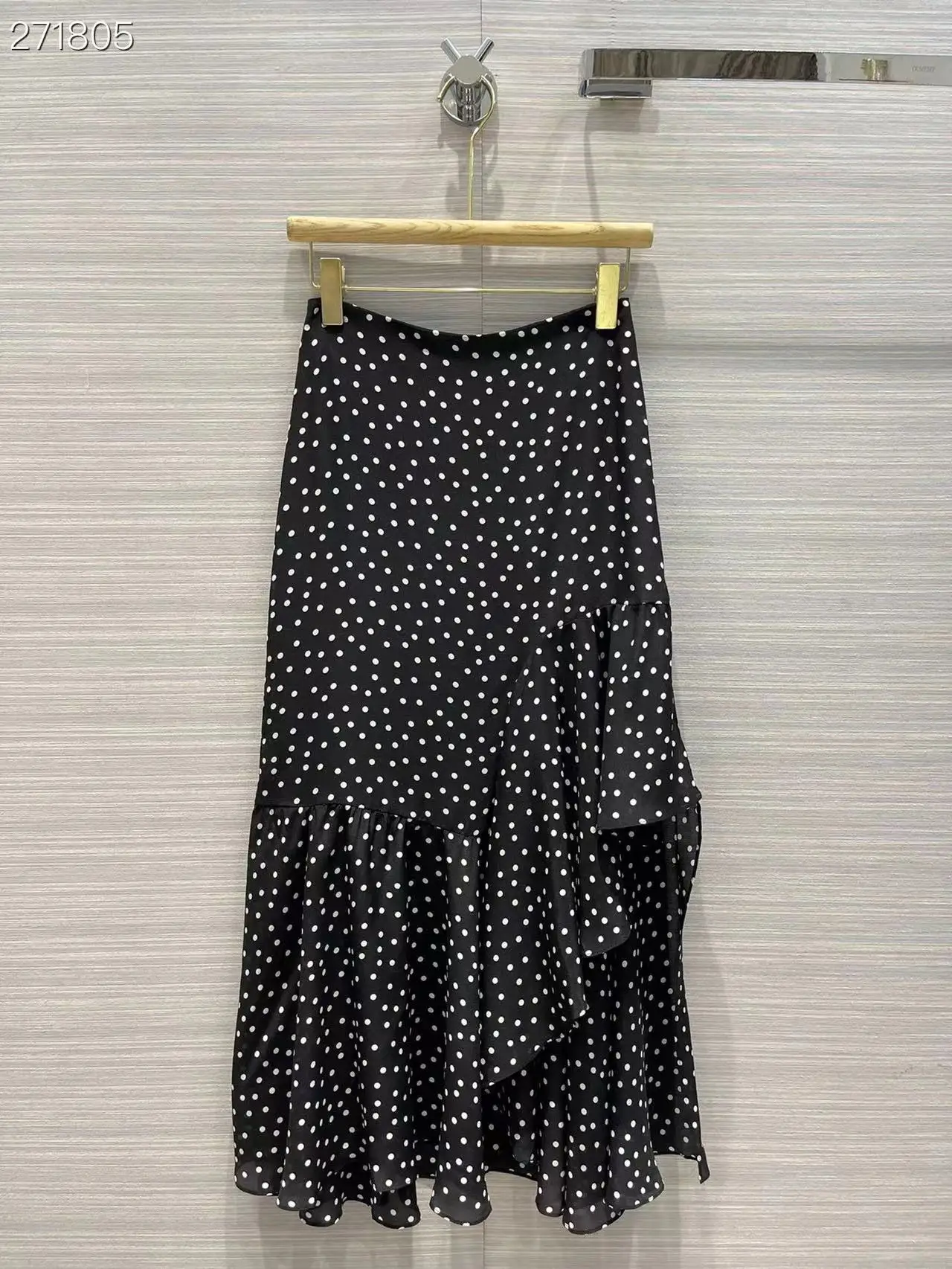 Fyion Runway Fashion Women Long Skirt 2022 Spring Dot Print Ruffles Silk Casual Hot Sale Ladies Black Skirt
Fyion Runway Fashion Women Long Skirt 2022 Spring Dot Print Ruffles Silk Casual Hot Sale Ladies Black Skirt