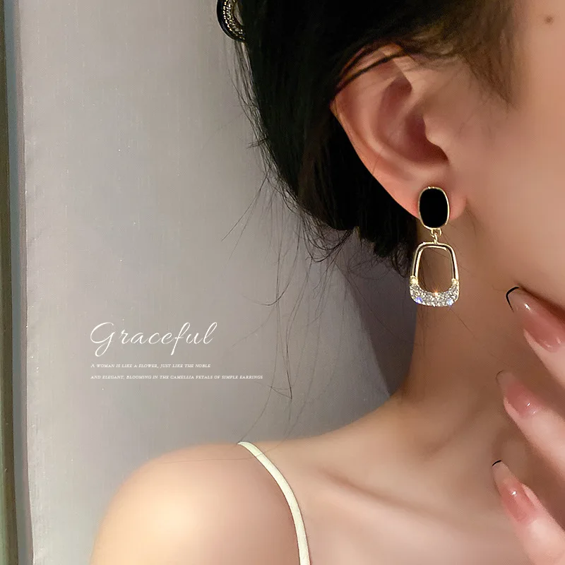 Earrings with Clips Without Holes Korean Style Ear Rings for Women Luxury Women Jewellery 2022 Fake Ear Piercing Trend Gift 2022
Earrings with Clips Without Holes Korean Style Ear Rings for Women Luxury Women Jewellery 2022 Fake Ear Piercing Trend Gift 2022