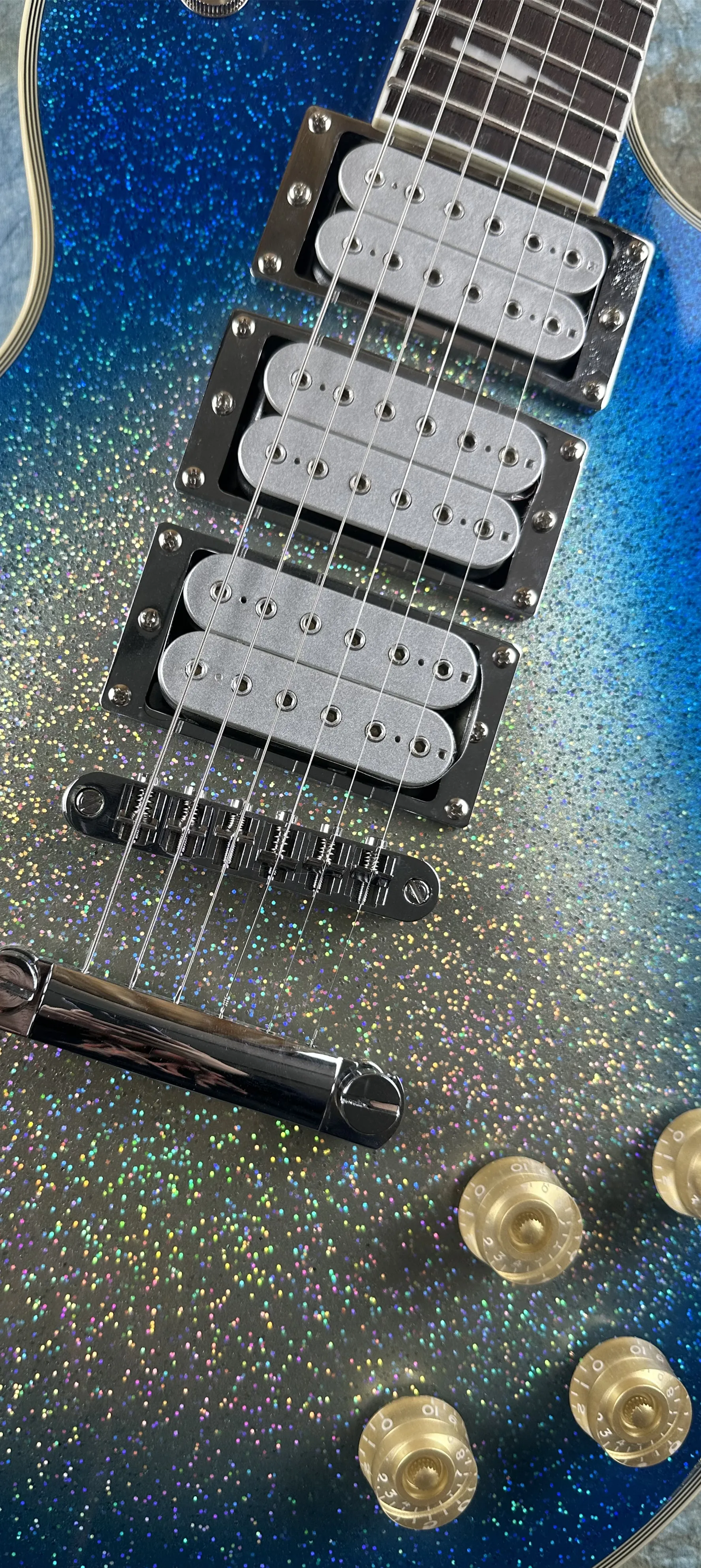 Customized electric guitar, grade 22, black glossy, imported paint, silver accessories, lightning free shipping
Customized electric guitar, grade 22, black glossy, imported paint, silver accessories, lightning free shipping