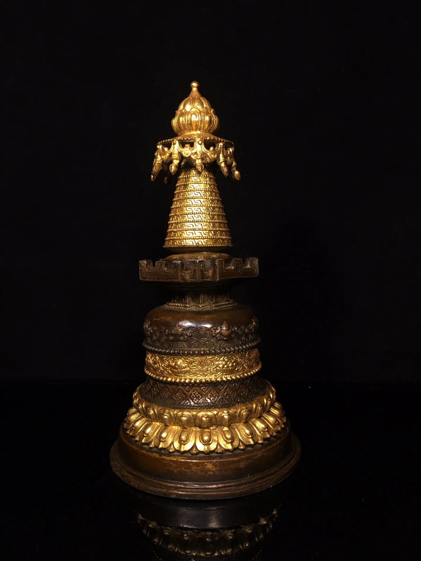 13"Tibet Temple Collection Old Bronze Gilding Cinnabar Buddhist umbrella Pagoda Stupa Lotus Platform Worship Hall Town house
13"Tibet Temple Collection Old Bronze Gilding Cinnabar Buddhist umbrella Pagoda Stupa Lotus Platform Worship Hall Town house