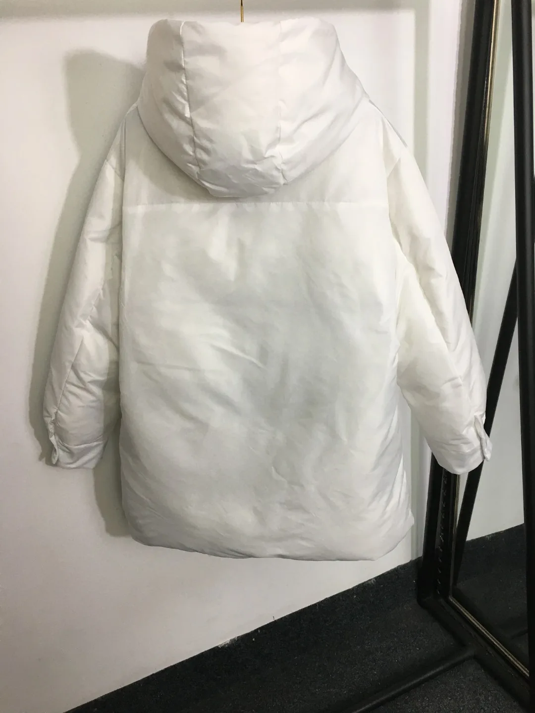 Women's medium length hooded cotton jacket, simple and loose with a hat, medium length jacket in black and white
Women's medium length hooded cotton jacket, simple and loose with a hat, medium length jacket in black and white