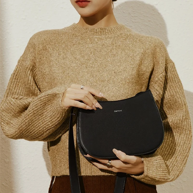 Original New Brand Genine Leather Women Messenger Bags Commuter Shoulder Bags Half Circle Purses Fashion Girls Tote#3 Work #3071
Original New Brand Genine Leather Women Messenger Bags Commuter Shoulder Bags Half Circle Purses Fashion Girls Tote#3 Work #3071