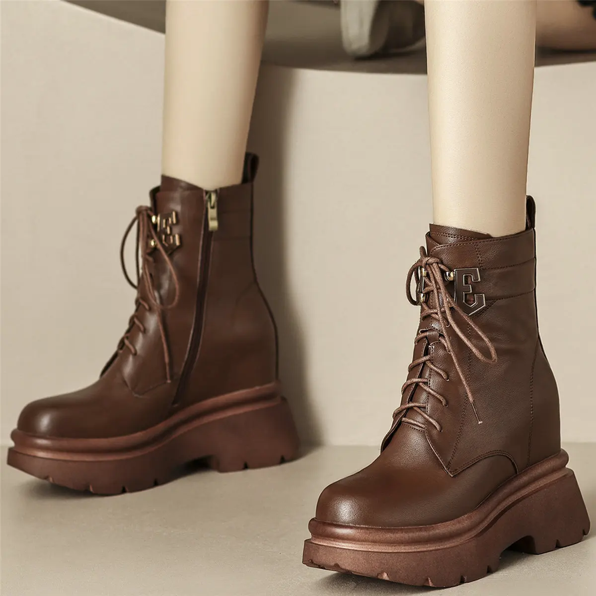 Warm Fashion Sneakers Women Lace Up Genuine Leather High Heel Ankle Boots Female Winter Round Toe Platform Pumps Casual Shoes
Warm Fashion Sneakers Women Lace Up Genuine Leather High Heel Ankle Boots Female Winter Round Toe Platform Pumps Casual Shoes
