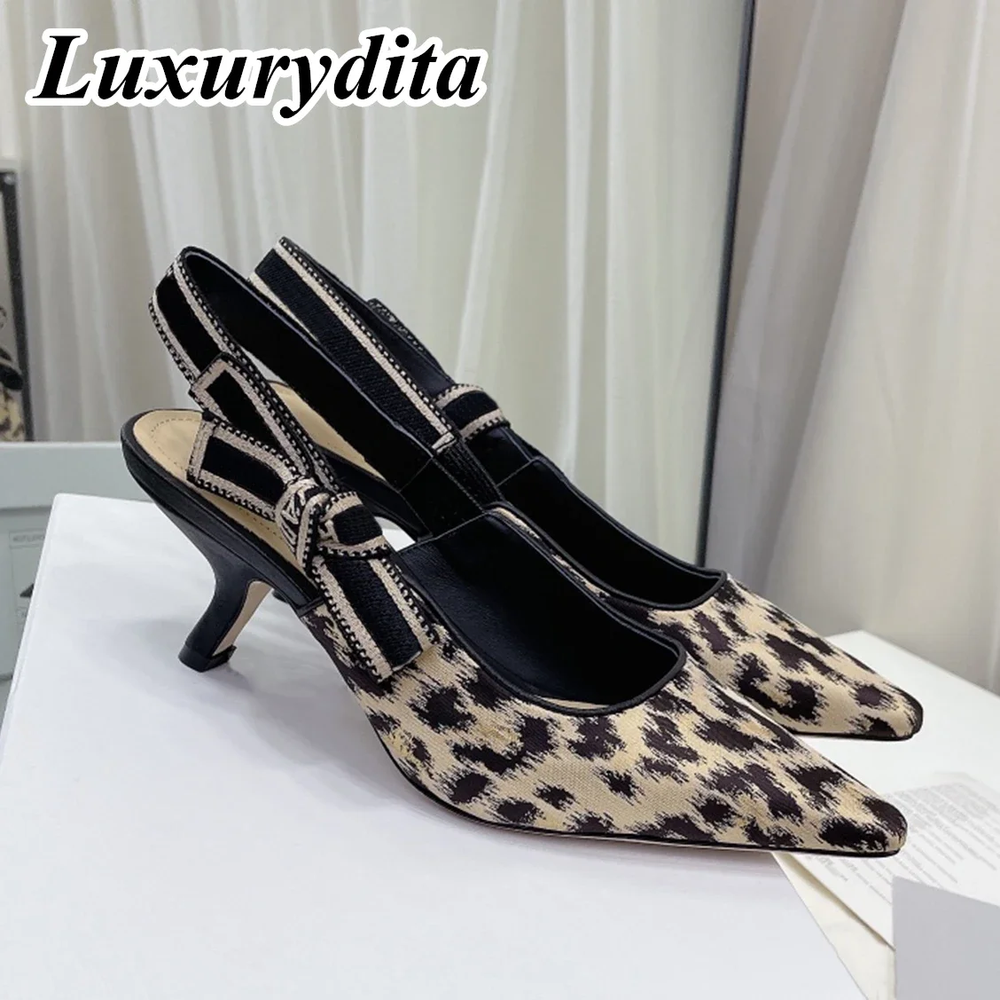 Top Quality Luxury Womens High Heel Sandal Casual Lace Fashion Embroidered Muller Flat Shoes Designer Silk Leather Soled XY354
Top Quality Luxury Womens High Heel Sandal Casual Lace Fashion Embroidered Muller Flat Shoes Designer Silk Leather Soled XY354