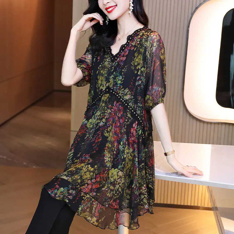 Elegant Vintage V-Neck Spliced Midi Chiffon Shirt for Female Casual Loose Printed Half Sleeve Blouse Summer Women's Clothing
Elegant Vintage V-Neck Spliced Midi Chiffon Shirt for Female Casual Loose Printed Half Sleeve Blouse Summer Women's Clothing