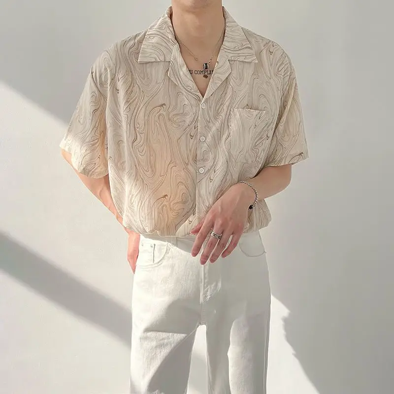 

2023 Summer New Korean Version Loose Trend Fashion Printed Short Sleeve Lapel Men's Clothing Handsome Simplicity Commute Shirt