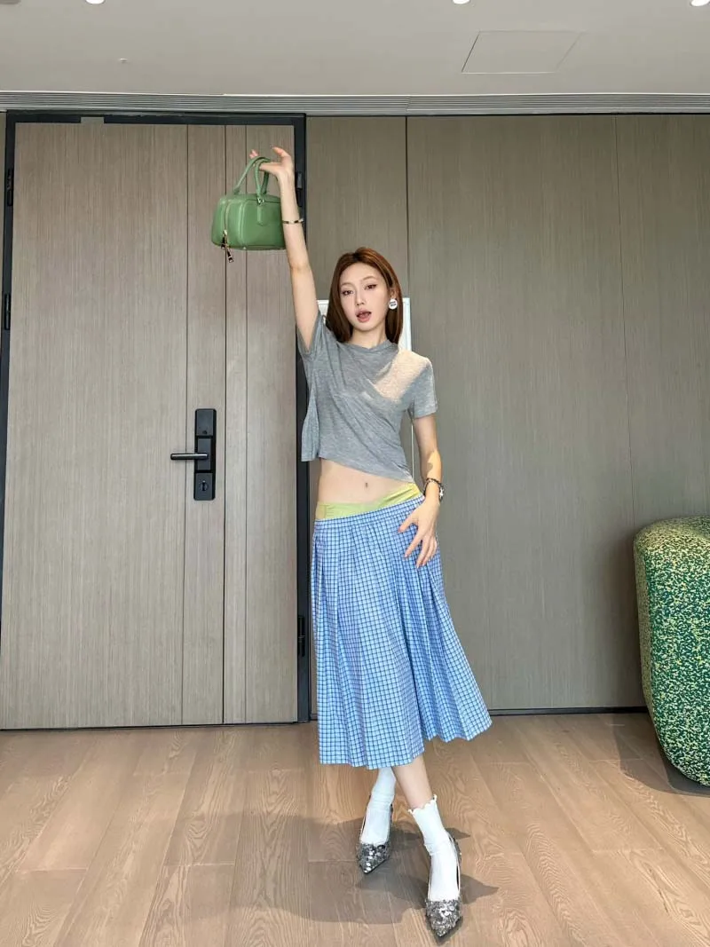 Academy style fashion, casual temperament, versatile trend, simple and slimming, age reducing plaid elastic waist skirt
Academy style fashion, casual temperament, versatile trend, simple and slimming, age reducing plaid elastic waist skirt