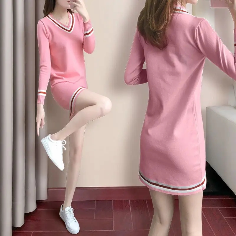 Elegant Monochromatic Knitted Dress, V-Neck, Long Straight-Sleeve Design, Perfect for Autumn and Winter Season
Elegant Monochromatic Knitted Dress, V-Neck, Long Straight-Sleeve Design, Perfect for Autumn and Winter Season