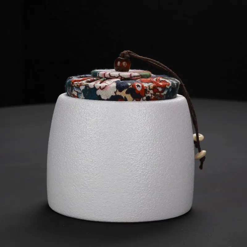 Pet urn cat dog urn black and white sealed damp-proof jar hair and teeth relics storage tank.
Pet urn cat dog urn black and white sealed damp-proof jar hair and teeth relics storage tank.