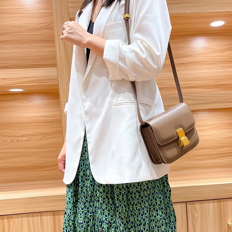 Women's leather large capacity single shoulder crossbody small square bag with a fashionable, luxurious and luxurious feel
Women's leather large capacity single shoulder crossbody small square bag with a fashionable, luxurious and luxurious feel