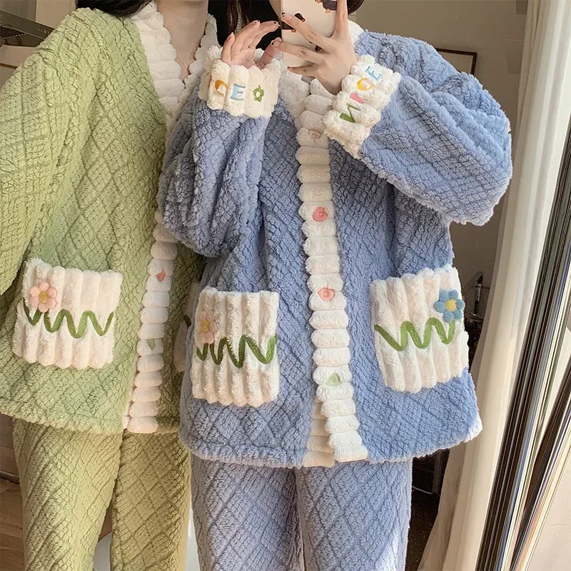 Women's Pajamas 2 Pieces Sleepwear Tops&Pants Fall Winter Coral Velvet Pijamas Home Wear Clothes Front Button with Flower Pocket
Women's Pajamas 2 Pieces Sleepwear Tops&Pants Fall Winter Coral Velvet Pijamas Home Wear Clothes Front Button with Flower Pocket