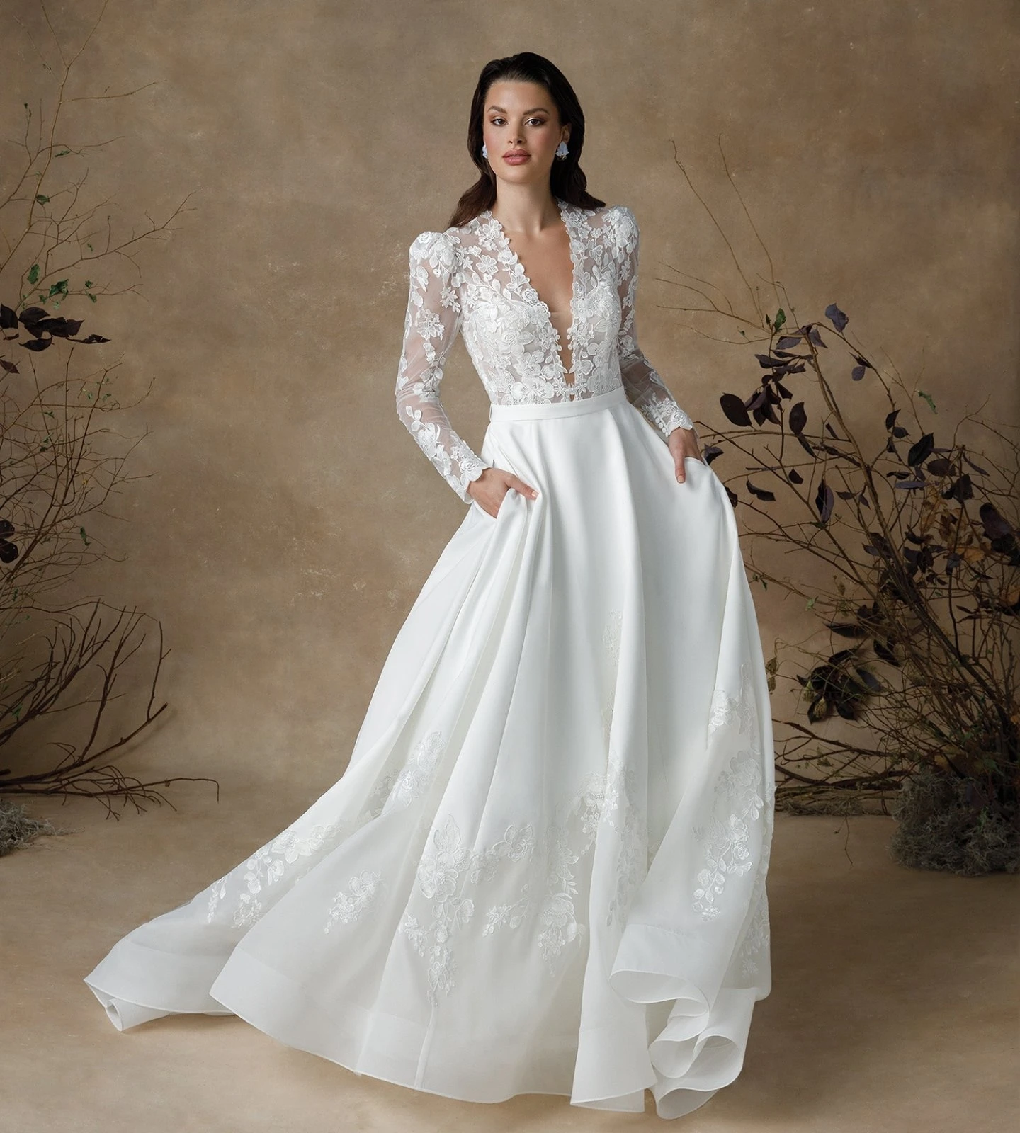 Vintage Wedding Dresses A Line V Neck Lace Appliqued Bridal Gowns Long Sleeves Satin Ruched Floor Length Vestidos De Mariee
Vintage Wedding Dresses A Line V Neck Lace Appliqued Bridal Gowns Long Sleeves Satin Ruched Floor Length Vestidos De Mariee