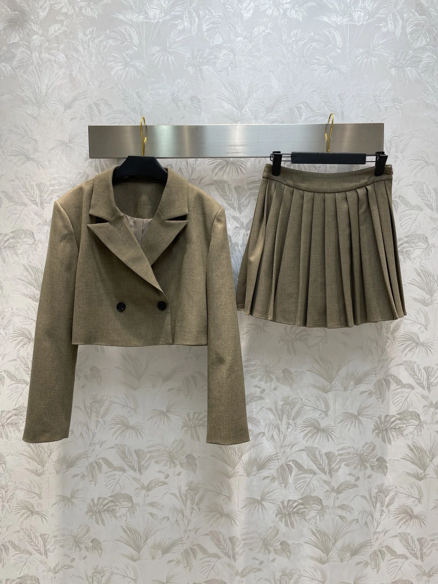

Early autumn new products, short suit + pleated skirt, this year's most popular collocation, show tall and thin