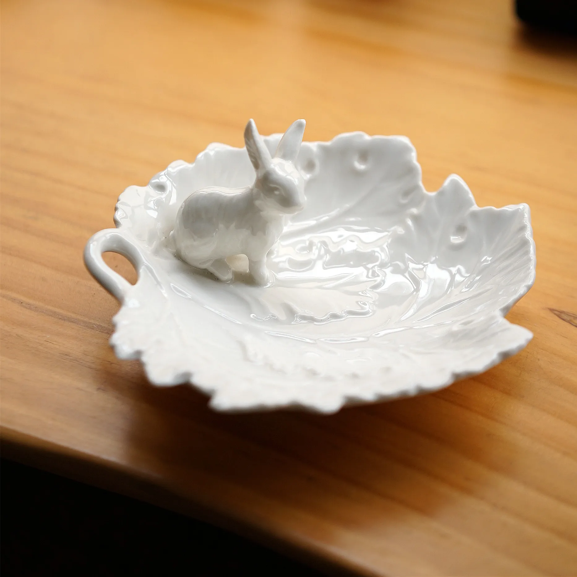 European-Style Embossed Three-Dimensional Rabbit Plate Dessert Cake Tray Creative Decoration Storage Ceramic Plate Jewelry Dish
European-Style Embossed Three-Dimensional Rabbit Plate Dessert Cake Tray Creative Decoration Storage Ceramic Plate Jewelry Dish