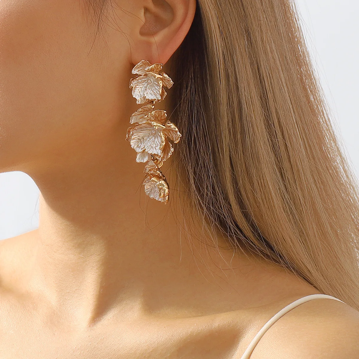 

Gentle Flower Alloy Earrings Personality Niche Temperament Three-dimensional Flower Long Earrings Jewelry for Women Fashion