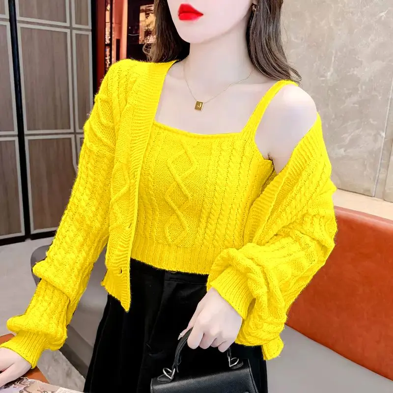 Autumn and Winter Women's Beautiful Tops Cut-out Knitted Cardigan Jacket Suspender Two-piece Women's Sweater
Autumn and Winter Women's Beautiful Tops Cut-out Knitted Cardigan Jacket Suspender Two-piece Women's Sweater