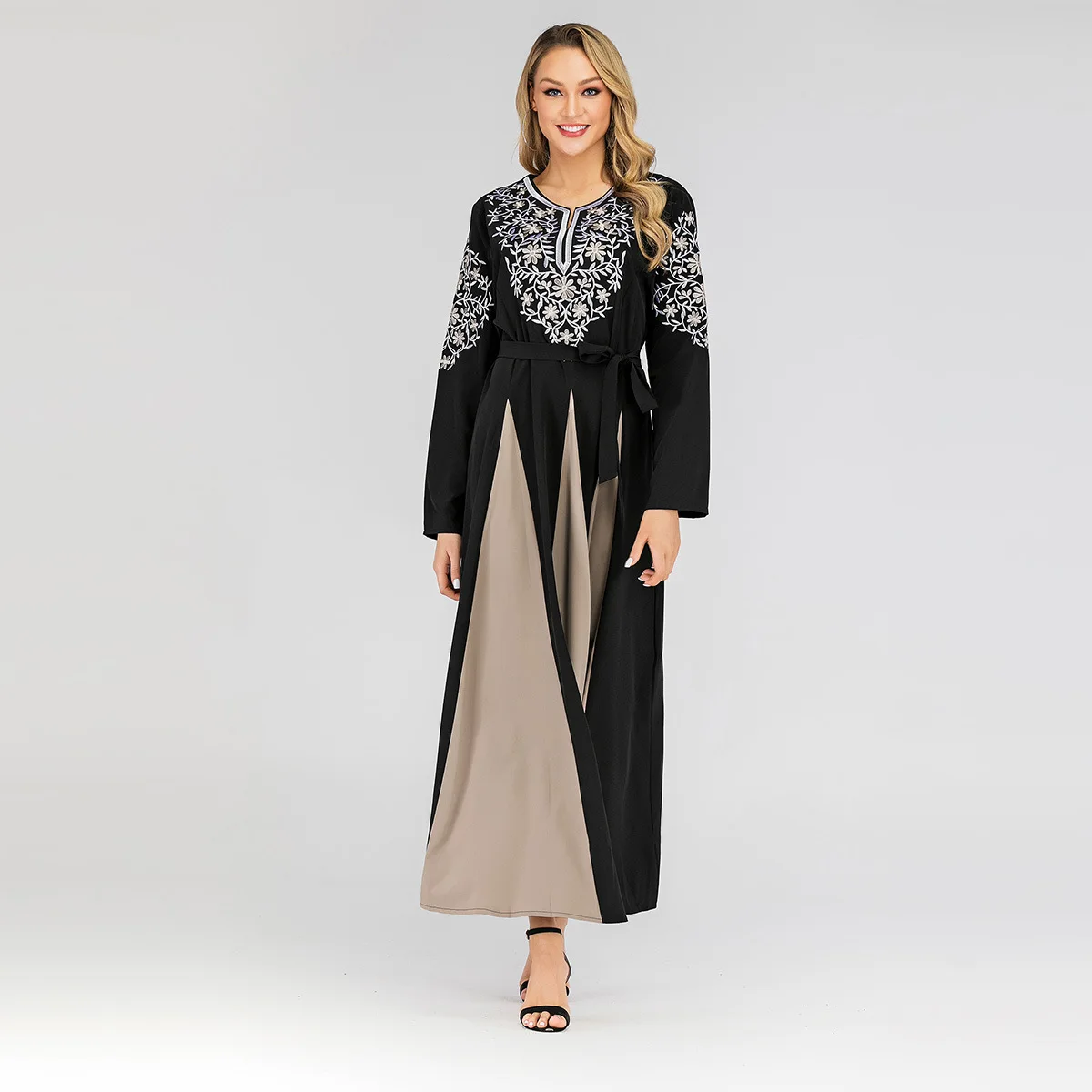 Middle Eastern Fashion Embroidered Muslim Dress with Round Neck Long Sleeved Patchwork and Large Hem Abaya
Middle Eastern Fashion Embroidered Muslim Dress with Round Neck Long Sleeved Patchwork and Large Hem Abaya