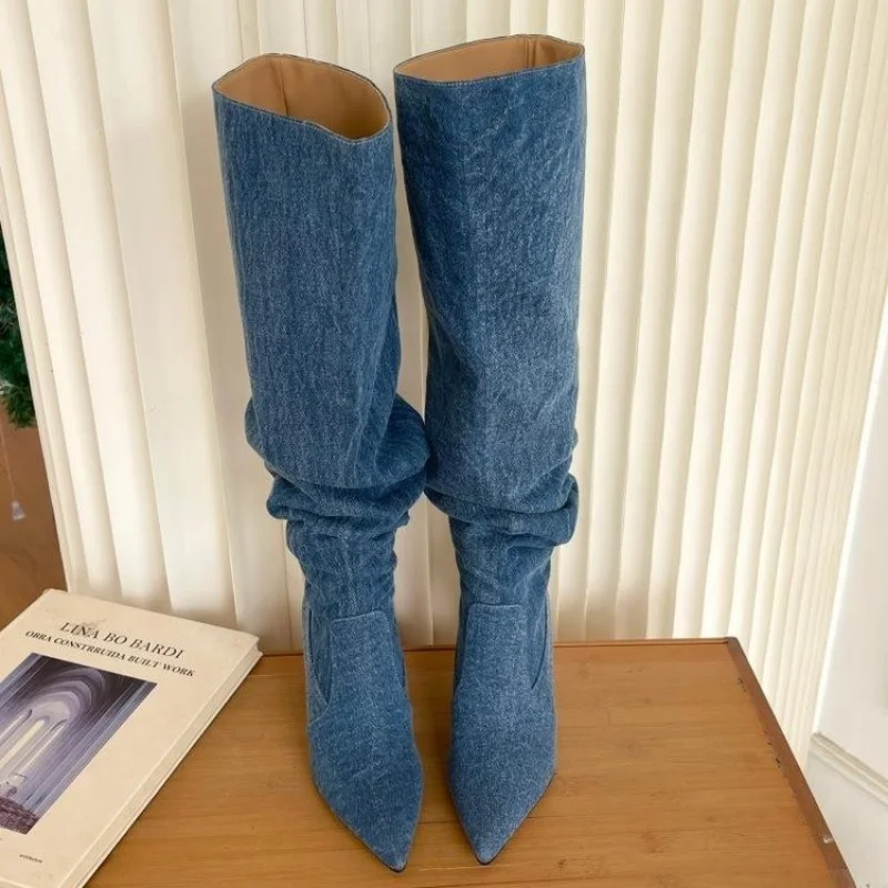 Botas compridas de salto alto Blue denim для женщин, botas de cowboy de dedo apontado, sapato de salto fino, pregas, outono,
Botas compridas de salto alto Blue denim для женщин, botas de cowboy de dedo apontado, sapato de salto fino, pregas, outono,