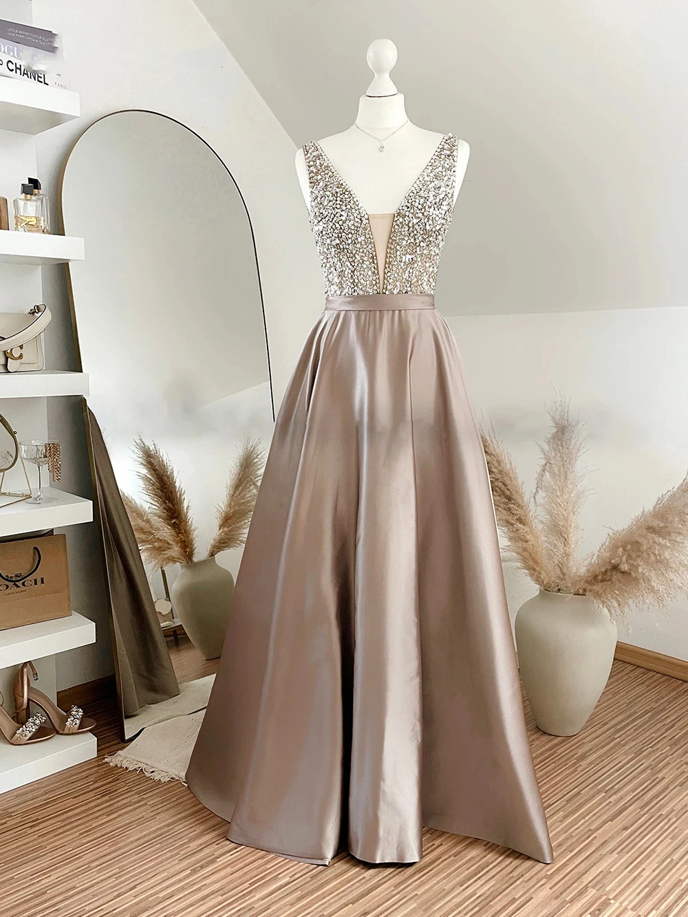 Sexy Backless Evening Dress Women A-Line Crystals Satin Prom Gowns Sleeveless Sequined Customed Party Dress Vestido De Fiesta
Sexy Backless Evening Dress Women A-Line Crystals Satin Prom Gowns Sleeveless Sequined Customed Party Dress Vestido De Fiesta