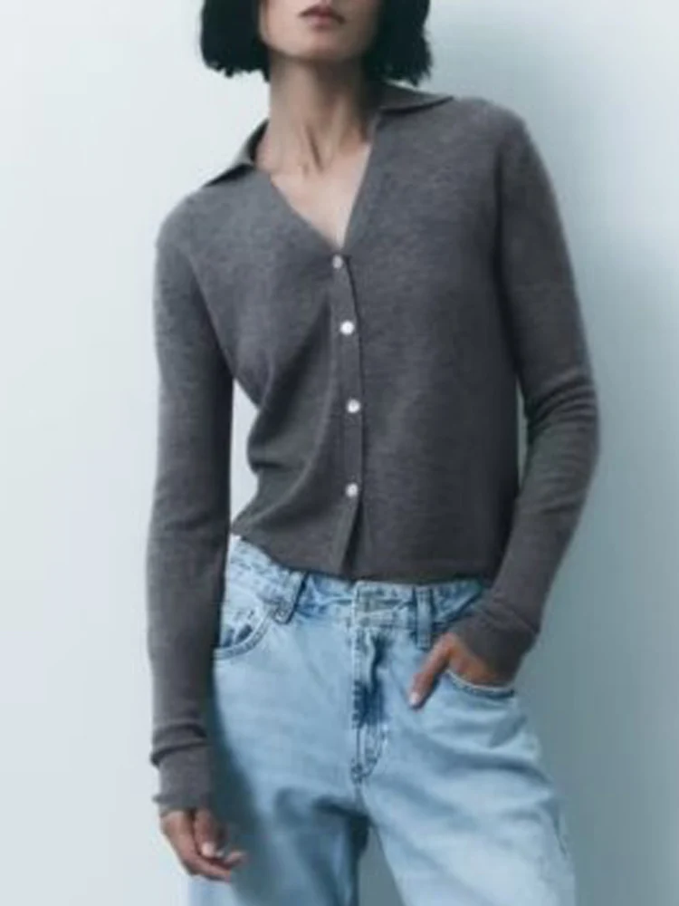 2023 Women Autumn Cardigan Sweaters Casual Solid Knitting V-Neck Buttons Female Elegant Street Sweater Clothing
2023 Women Autumn Cardigan Sweaters Casual Solid Knitting V-Neck Buttons Female Elegant Street Sweater Clothing