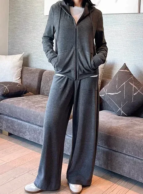 Fashionable Women Soft Waxy Woven Hooded Zipper Sweatshirt + Matching Sweatpants New
Fashionable Women Soft Waxy Woven Hooded Zipper Sweatshirt + Matching Sweatpants New