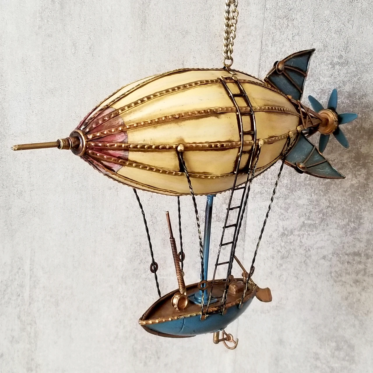 European Old-fashioned Creative Wrought Iron Airship Pendant Crafts Industrial Bar Club Ornaments Dining Room Hanging Decoration
European Old-fashioned Creative Wrought Iron Airship Pendant Crafts Industrial Bar Club Ornaments Dining Room Hanging Decoration