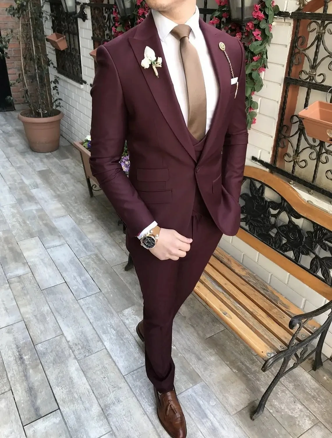 

Burgundy Mens Wedding Tuxedos Peaked Lapel One Button Slim Fit Groom Wear Handome Groomsmen Prom Evening Party Suit 3 pieces