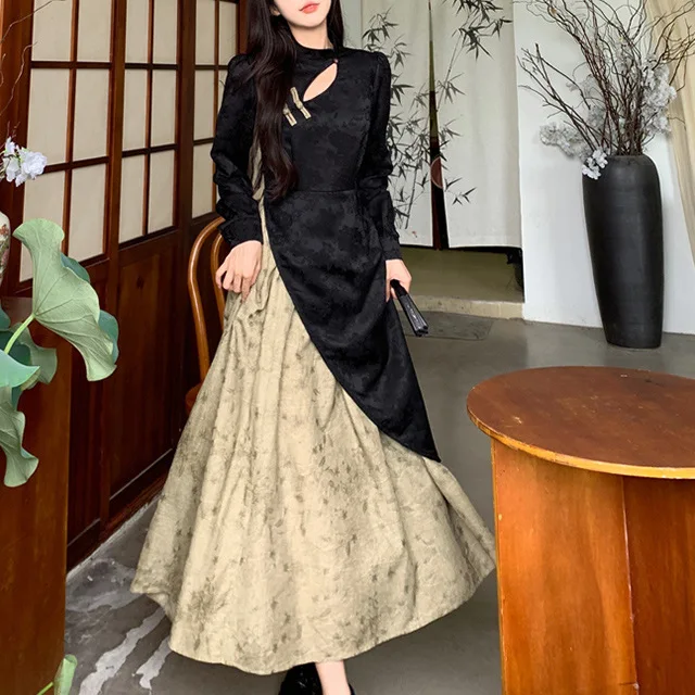 New Chinese style fake two-piece contrasting color qipao dress, summer oversized high-end hollow out design, short sleeved dress 
New Chinese style fake two-piece contrasting color qipao dress, summer oversized high-end hollow out design, short sleeved dress