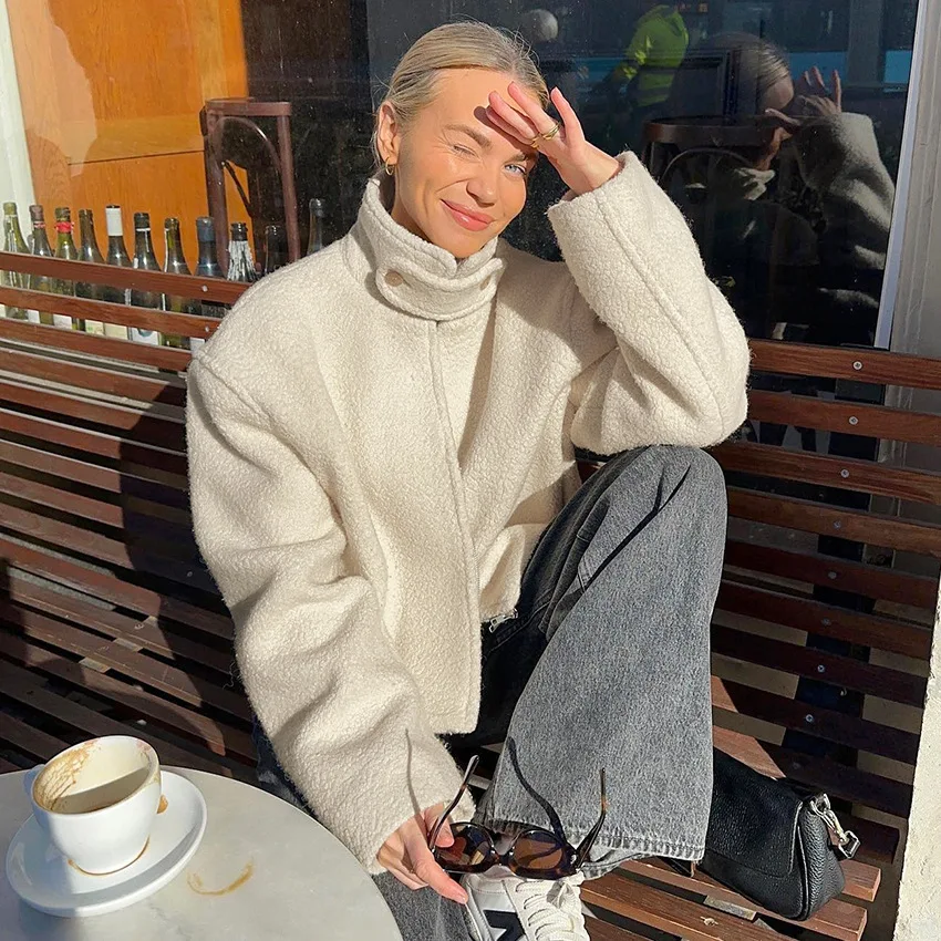 Temperament Cashmere Standing Collar Top Long Sleeve Loose Casual Warm Plush Coat Fashion Commuter Women's
Temperament Cashmere Standing Collar Top Long Sleeve Loose Casual Warm Plush Coat Fashion Commuter Women's