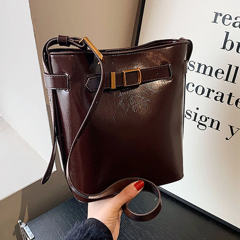 

Water bucket bag for women 2024 new niche high-end retro oil wax leather single shoulder underarm bag casual crossbody tote bag